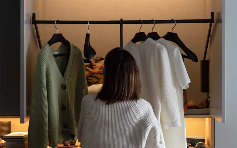 kledingkast interieur uitschuifbare kledinghanger NM bed habits